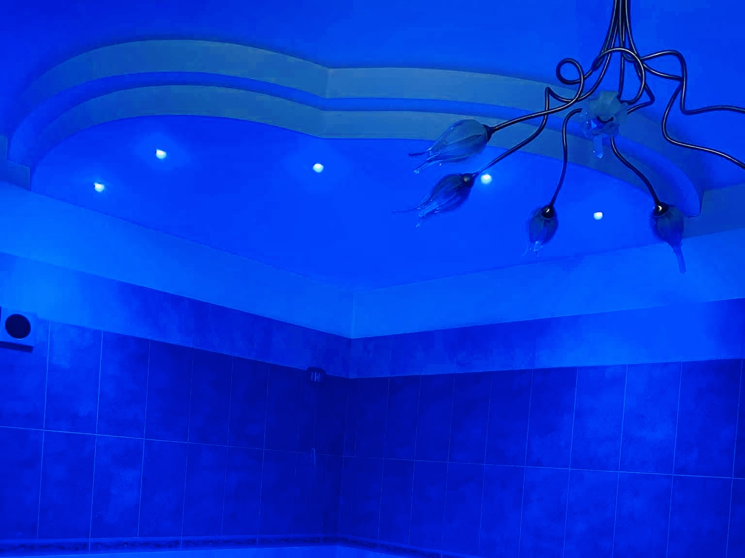 Finiture decorative e illuminazione blu realizzate da Idea Servizi